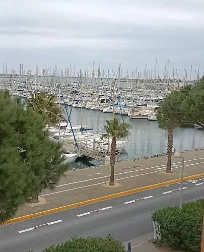Le Clin D'oeil Sur Le Port. *